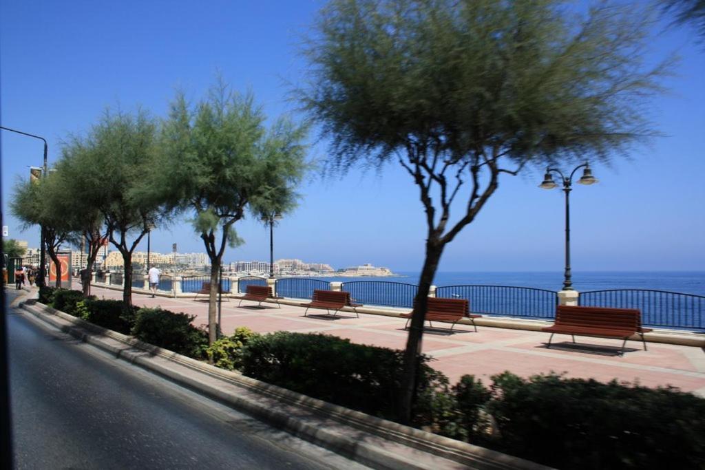 Modern Apartment Steps To St George'S Bay Saint Julian's Eksteriør bilde